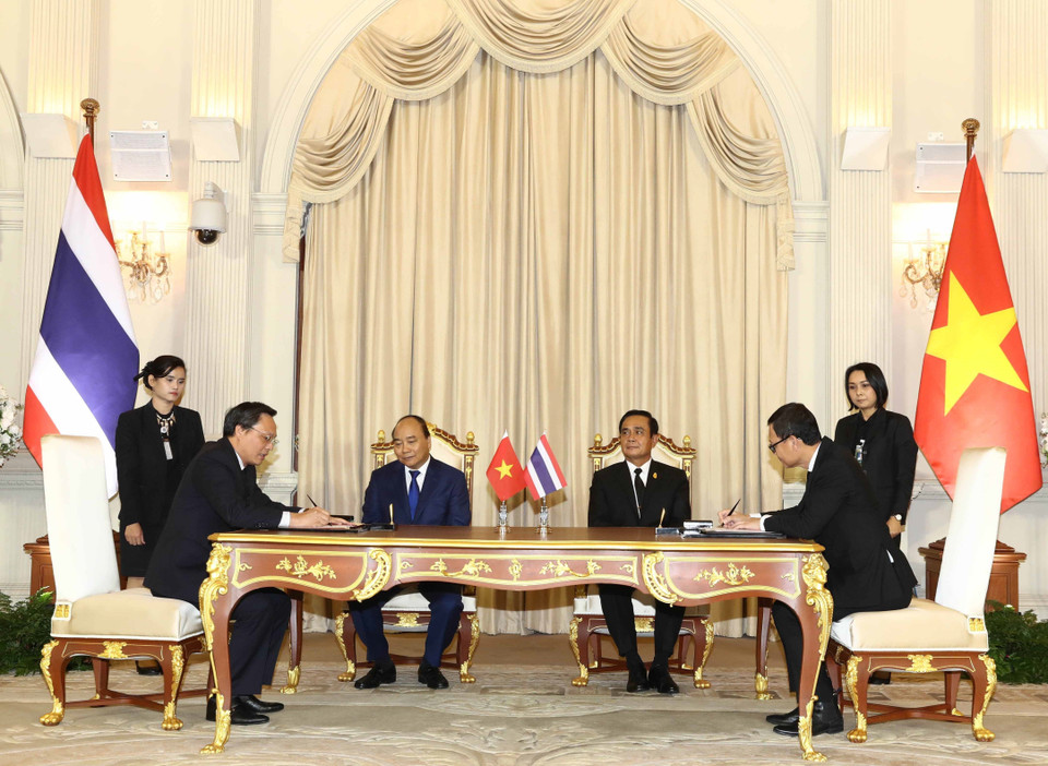 2017年8月17日在泰国曼谷，阮春福总理与泰国总理巴育见证越南国家油气集团与泰国 SCG 集团的合作备忘录签字仪式。该合作备忘录有助于促进龙山化学油气综合项目以及越南化学油气开发研究合作项目。越通社记者 统一 摄