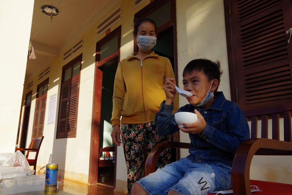 嘉莱省隔离区内的家常菜彰显军民鱼水情。越通社记者 红蝶 摄