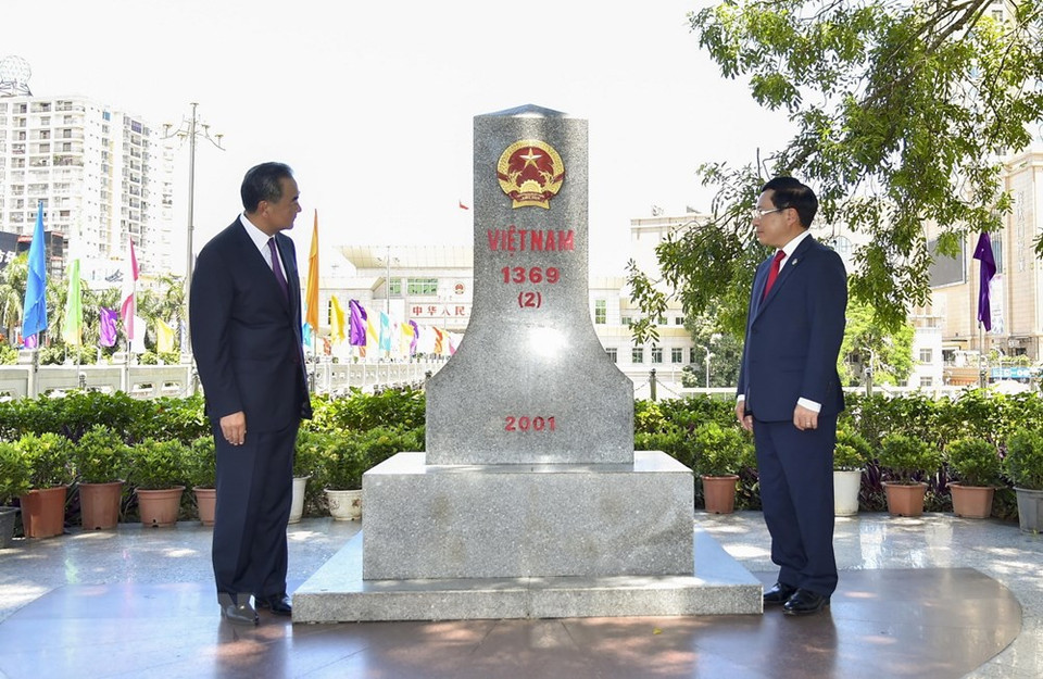 越南政府副总理兼外长范平明和中国国务委员兼外交部长王毅参观1369号界碑（于2010年10月14日建立的越中陆地边界线首个界碑）。图自 越通社