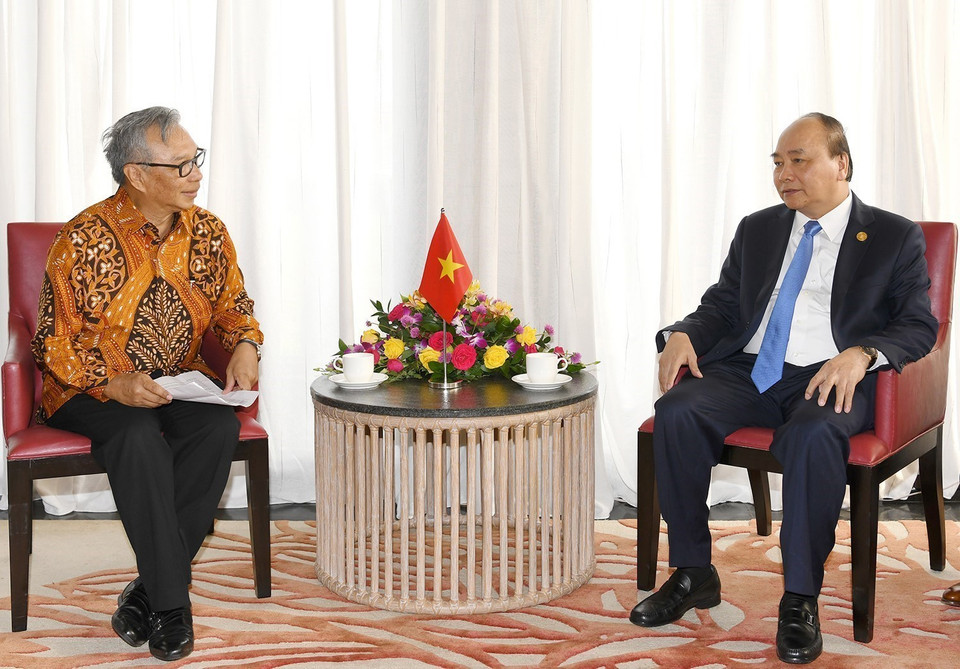 印尼芝布特拉集团已经和正在对越南展开许多投资项目，其中包括于1996年在河内展开的南升龙都市区建设项目，这是越南首个大规模的房地产投资项目，注册资金21亿美元。图中：2018年10月12日，在访问印尼期间，阮春福总理已会见印尼芝布特拉集团主席Budiarsa Sastrawinata。越通社记者 统一　摄