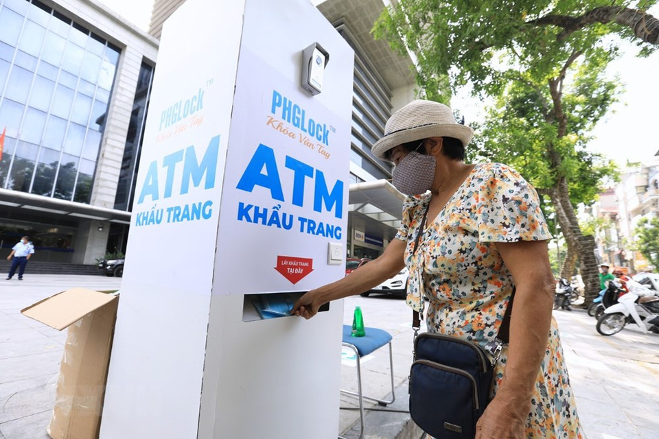 每个人只能领取3个口罩。越通社记者 成达 摄