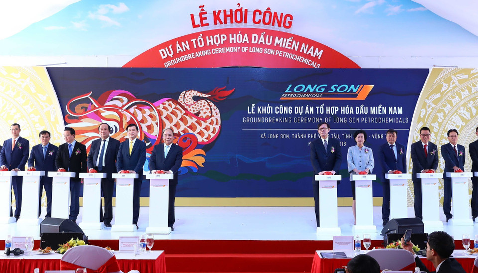 截至目前，泰国投资商在加工制造业对越投资项目共205个，注册资金总额70.37亿美元。图中：越南政府总理阮春福2018年2月24日在巴地头顿省出席越南南部石油化工综合体项目开工仪式。越通社记者 统一 摄