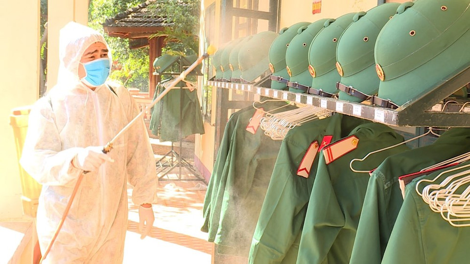 当地武装力量在隔离区全力开展疫情防控工作。越通社记者 红蝶 摄