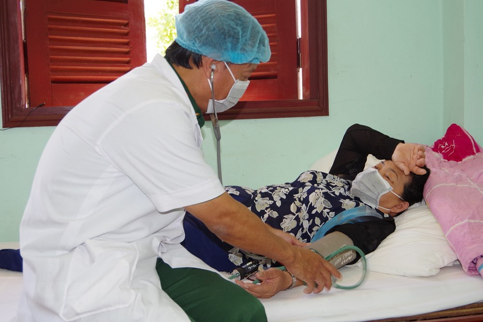 当地武装力量精心照顾嘉莱省隔离区居民的身体健康。越通社记者 红蝶 摄