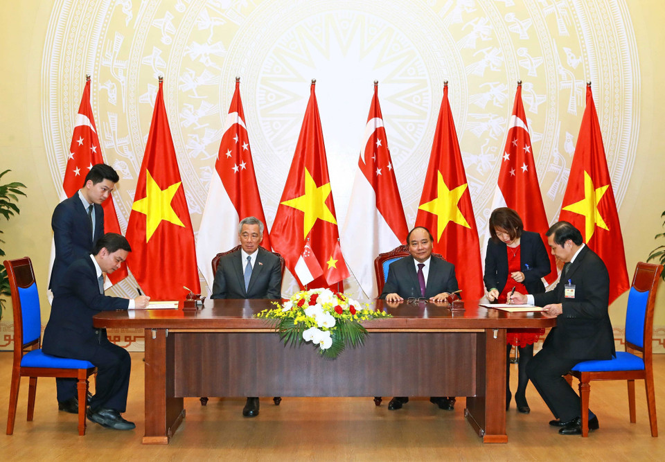 2017年3月23日在河内，越南政府总理阮春福与新加坡总理李显龙见证岘港市人民委员会与新加坡胜科城镇发展有限公司有关岘港软件公园发展的备忘录的签署仪式。越通社记者 统一 摄