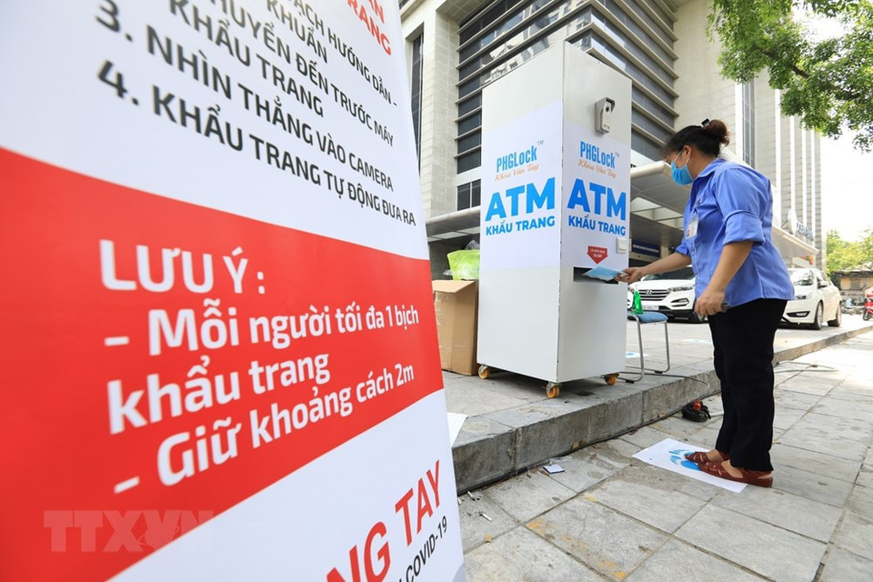从8月24日 - 9月23日，首都河内所安装的口罩自助领取机每周一、二、三从8时到17时为居民们提供服务。越通社记者 成达 摄