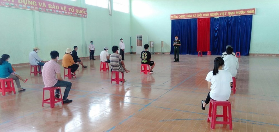 嘉莱省隔离区医务人员为接受医学观察人员宣传有关新冠肺炎疫情防控措施。越通社记者 红蝶 摄