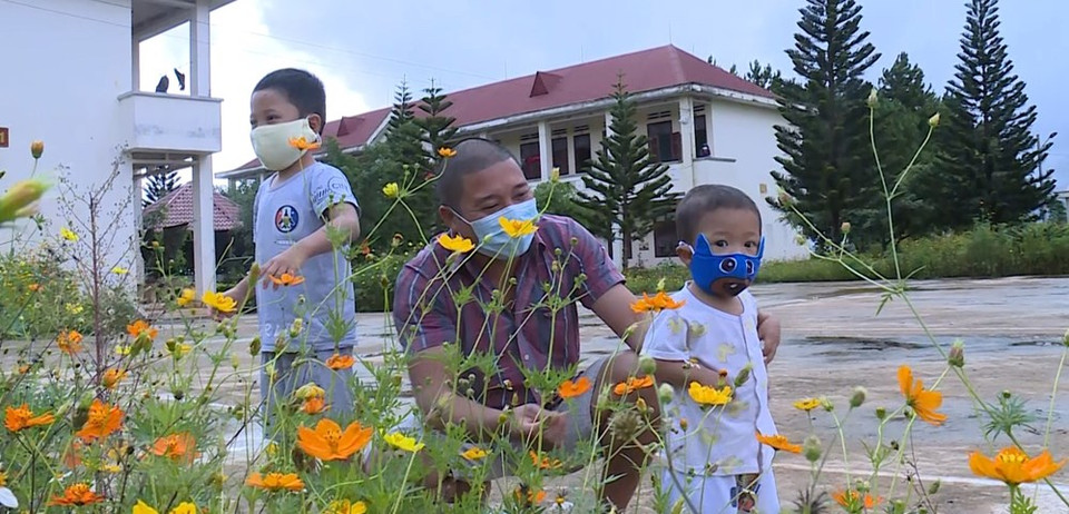 在嘉莱省隔离区接受医学观察的人受到干部战士无微不至的照顾。越通社记者 红蝶 摄