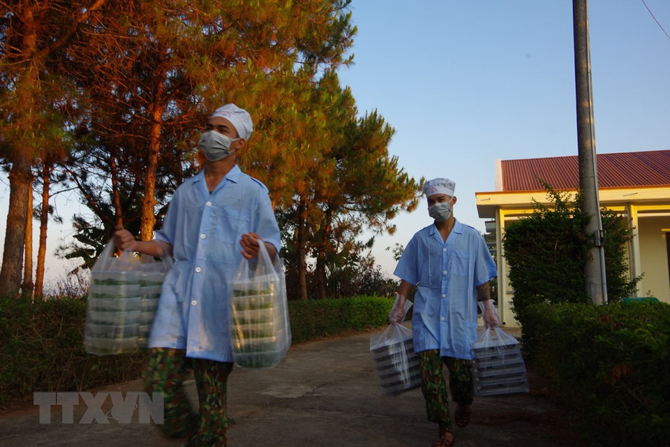 嘉来省武装力量为接受隔离人员准备饭菜。越通社记者 红蝶 摄