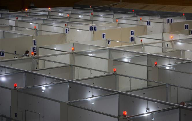 每个病房设有两张病床，安装电扇和信号灯。越通社记者 文勇 摄