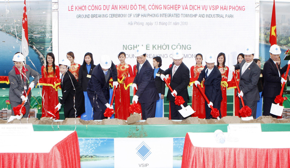2010年1月13日，阮晋勇总理与新加坡总理李显龙出席海防越新工业、服务和都市综合区(VSIP)的动工兴建仪式。越通社记者 德八 摄