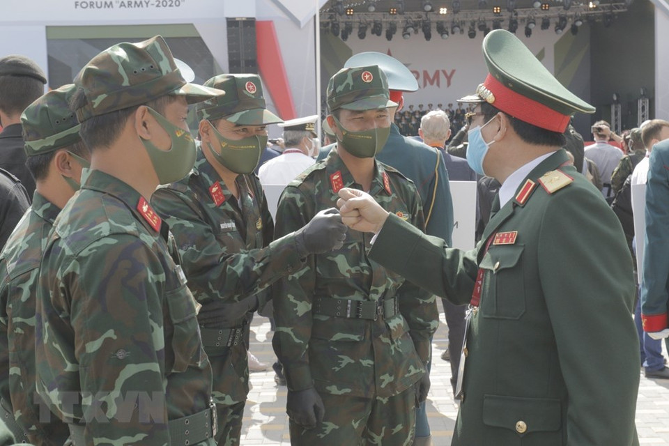 越南国防部领导预祝参赛的干部战士们在此次国际军事比赛上取得良好成绩。图自 越通社