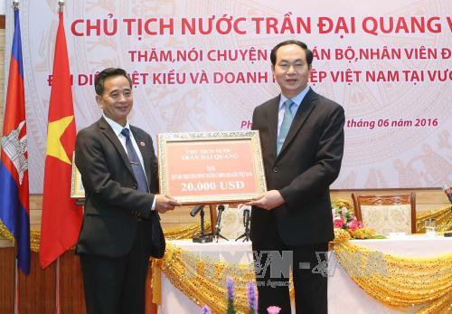  陈大光主席向“大使馆助学基金会”赠送了2万美元，向越裔柬埔寨人爱心基金会赠送2万美元。