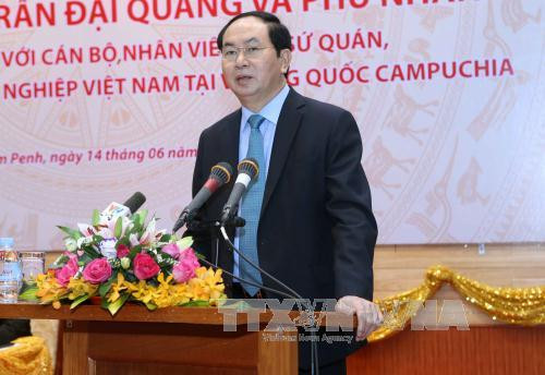  陈大光主席和夫人及越南高级代表团看望慰问越南驻柬埔寨大使馆工作人员，并与其进行亲切交谈。