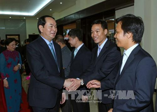  陈大光主席和夫人及越南高级代表团看望慰问越南驻柬埔寨大使馆工作人员，并与其进行亲切交谈。