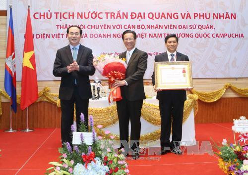  陈大光主席向越南驻柬埔寨大使馆授予二级劳动勋章。