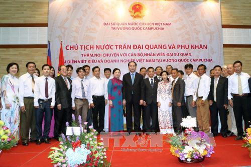  陈大光主席和夫人及越南高级代表团看望慰问越南驻柬埔寨大使馆工作人员，并与其进行亲切交谈。