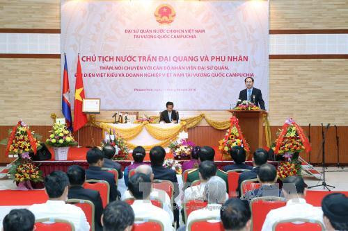  陈大光主席和夫人及越南高级代表团看望慰问越南驻柬埔寨大使馆工作人员，并与其进行亲切交谈。