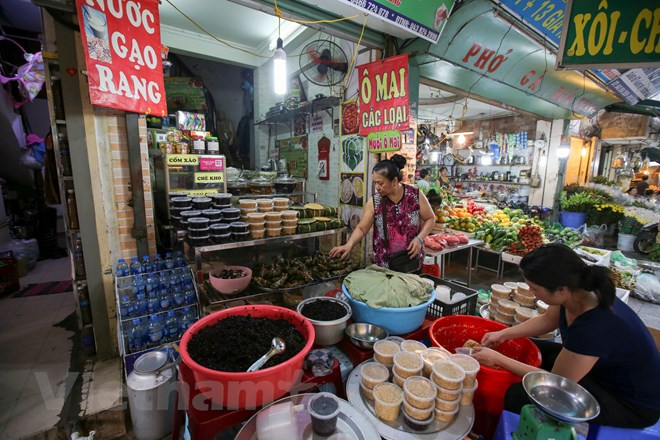 河内市的糯米酒小摊。越通社记者 明山 摄