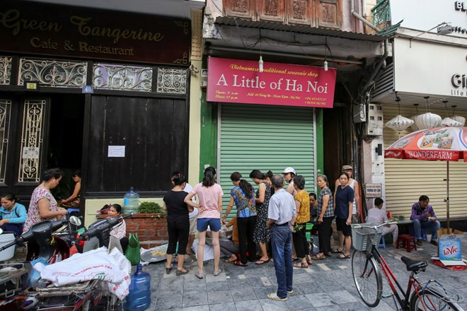 早上6时，河内市居民已纷纷来到各个市场购买糯米酒、李子、碱水粽等传统美食。越通社记者 明山 摄