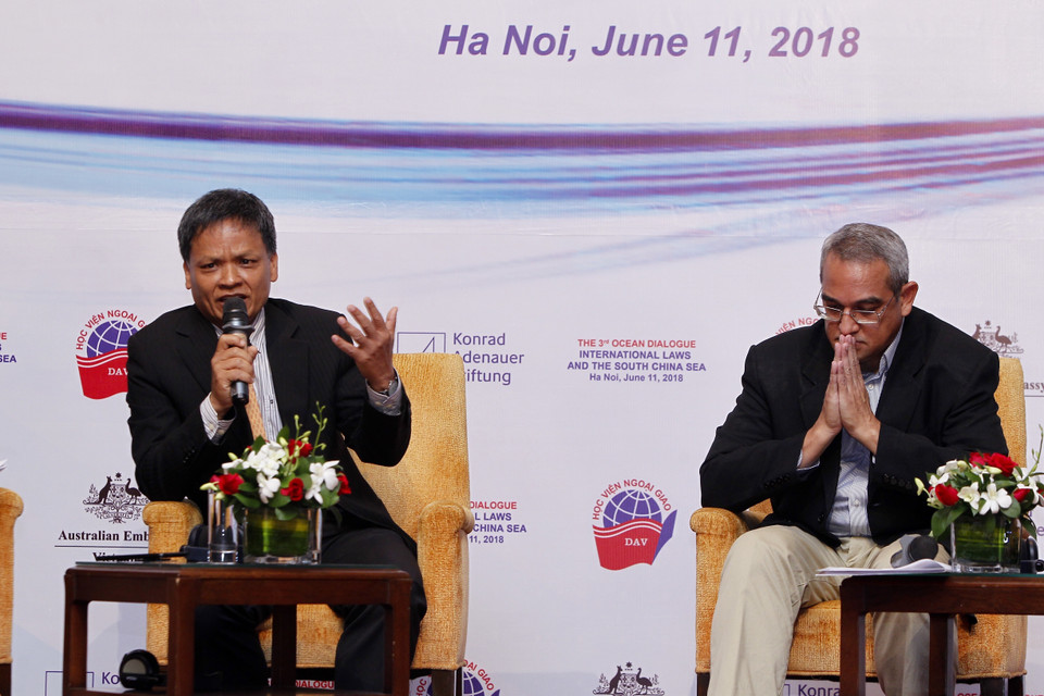 联合国国际法委员会副主席阮鸿操（左）发表讲话。越通社记者 林庆 摄