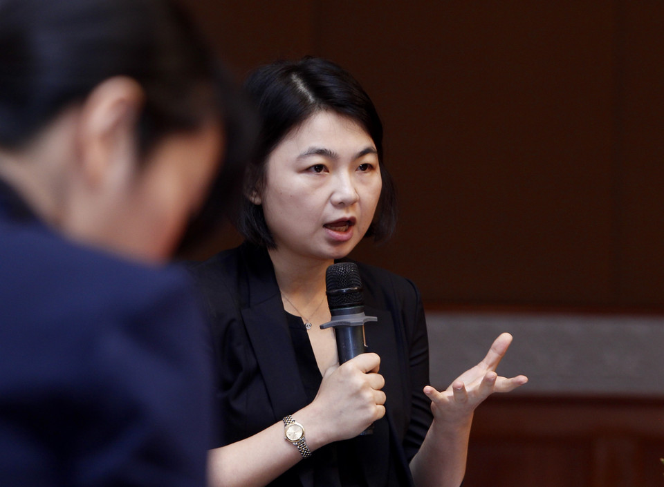 中国国际航行法专家Yan Yan 发表讲话。越通社记者 林庆 摄