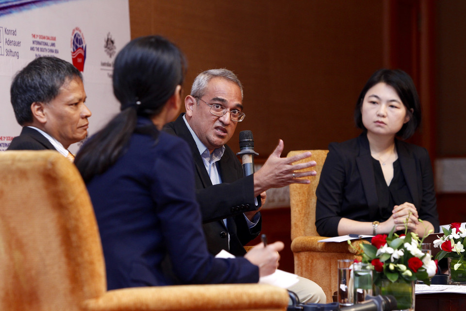 菲律宾大学国际关系系Herman J. Kraft （右）发表讲话。越通社记者 林庆 摄
