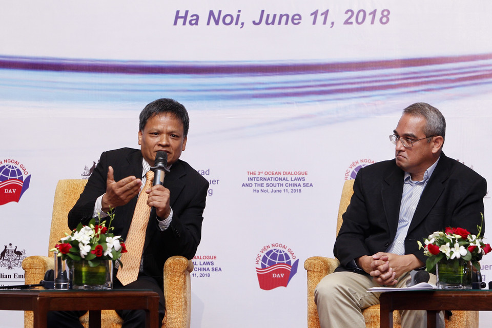 联合国国际法委员会副主席阮鸿操（左）发表讲话。越通社记者 林庆 摄