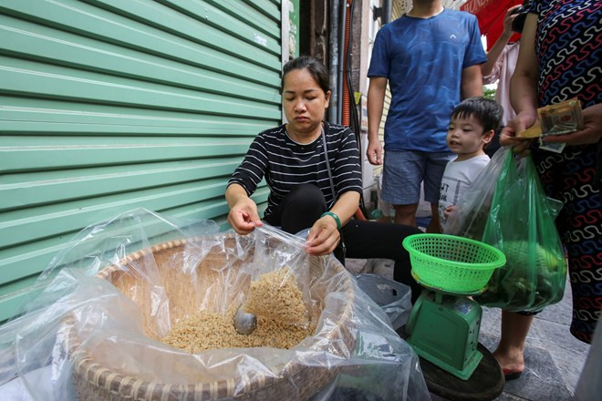 河内市一些街道上的糯米酒、荔枝、李属等小摊。越通社记者 明山 摄