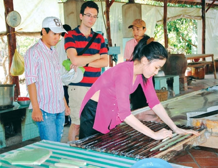 参观椰子糖生产基地（图片来源：人民军队报）