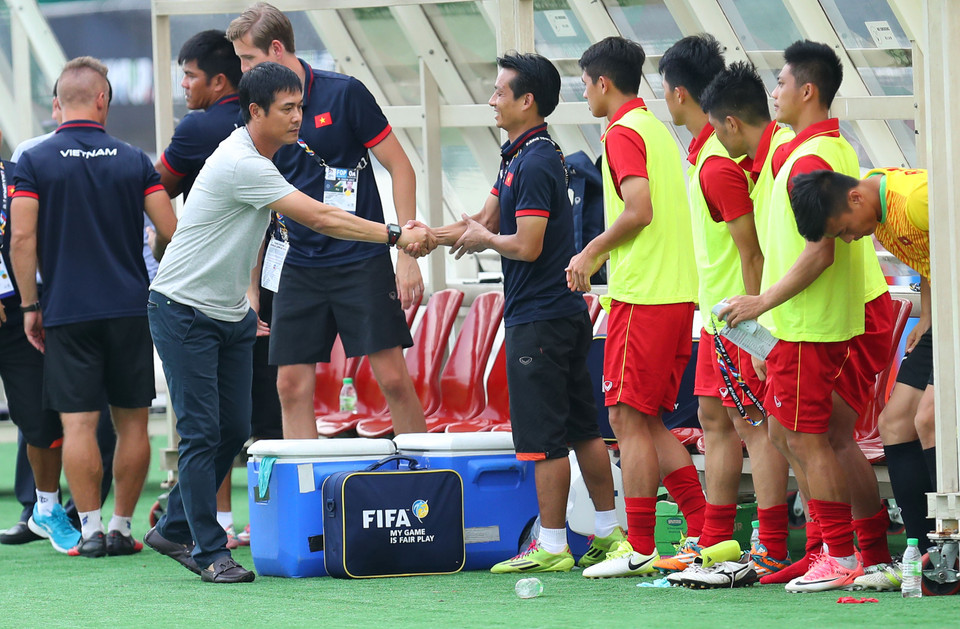 越南足球队教练阮友胜与其他运动员握手。越通社记者 国庆 摄