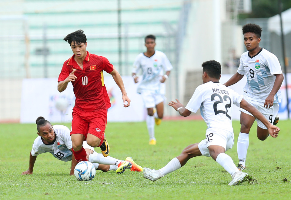 越南球员（红衣）突出重围。越通社记者 国庆 摄