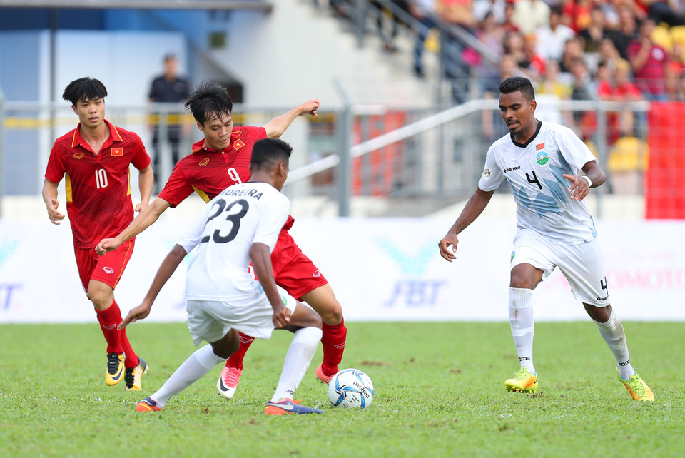 越南球员（红衣）与东帝汶球员（白衣）球员对峙不下。越通社记者 国庆 摄