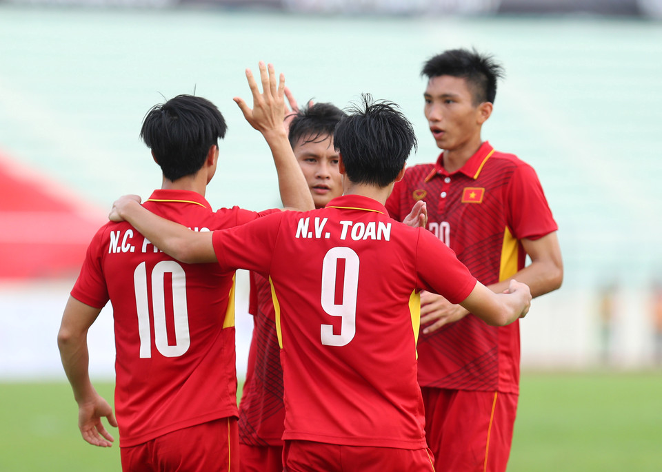 第72分钟，越南球员胡俊才右路传中，阮文全在禁区内将球敲给了插上的阮公凤（10号球员）低射入网，将比分锁定为4-0。越通社记者 国庆 摄