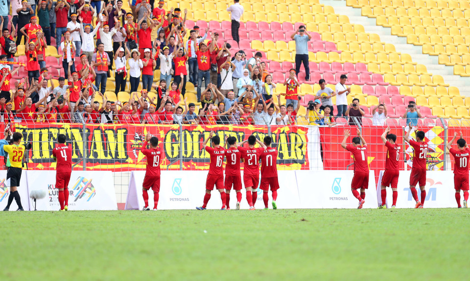 越南球员感谢球迷在百忙之中仍抽出时间来鼓励他们。越通社记者 国庆 摄