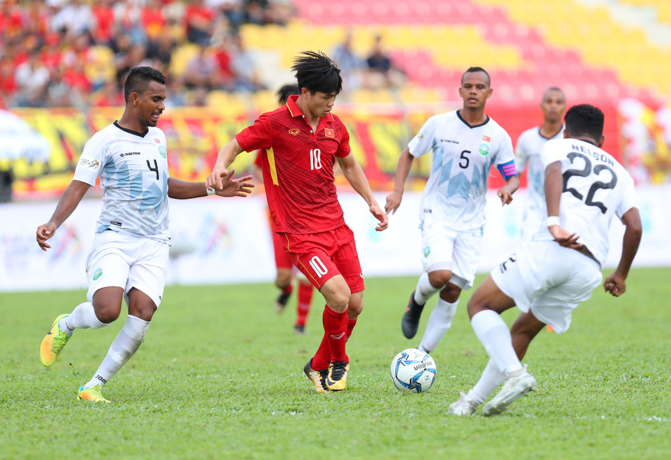 越南球员（红衣）突出重围。越通社记者 国庆 摄
