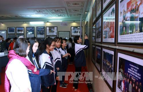 河南省学生参观资料图片展（图片来源：越通社）