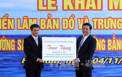 越南信息与传媒部副部长范洪海向河南省领导赠送“黄沙和长沙两个群岛归属越南”地图和资料（图片来源：越通社）