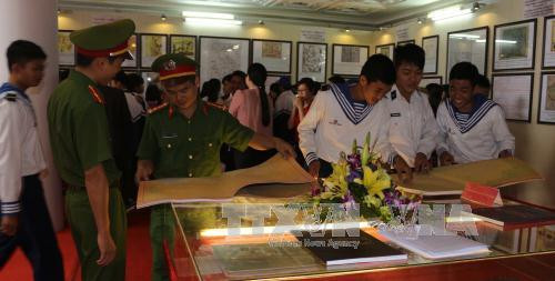 河南省干部战士参观资料图片展（图片来源：越通社）