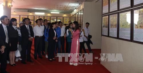 参观游客前来参观资料图片展（图片来源：越通社）