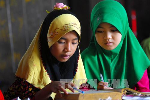 占族儿童念古兰经（图片来源：越通社）