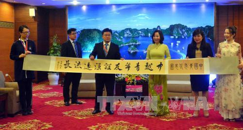 中国青年代表向广宁省领导赠送纪念礼物（图片来源：越通社）