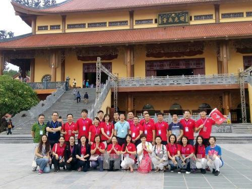 中国青年参观广宁省三金寺（图片来源：越通社）