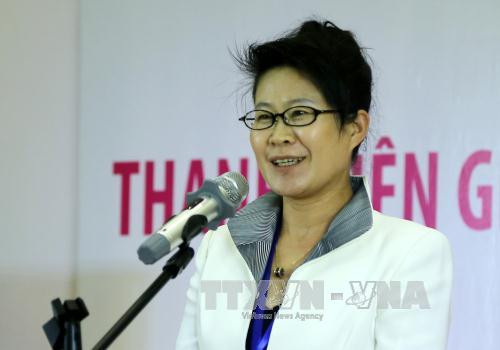 中国青年代表团富寿分团团长洪桂梅在论坛上发表讲话（图片来源：越通社）