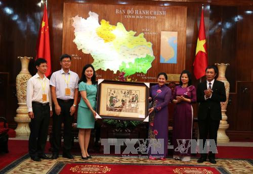 北宁省领导向中国青年赠送纪念礼物（图片来源：越通社）