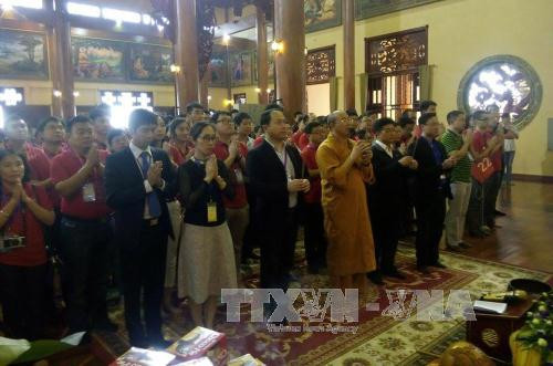 中国青年在三金寺上香（图片来源：越通社）