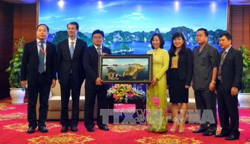 广宁省领导向中国青年代表赠送纪念礼物（图片来源：越通社）