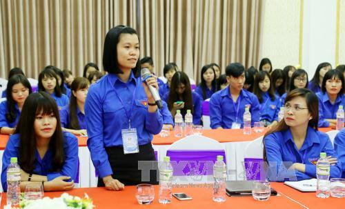 越南青年介绍越南的世界文化自然遗产（图片来源：越通社）