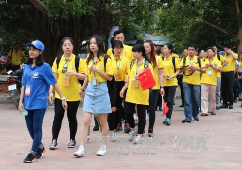 中国青年代表团北宁分团参观桑寺（图片来源：越通社）