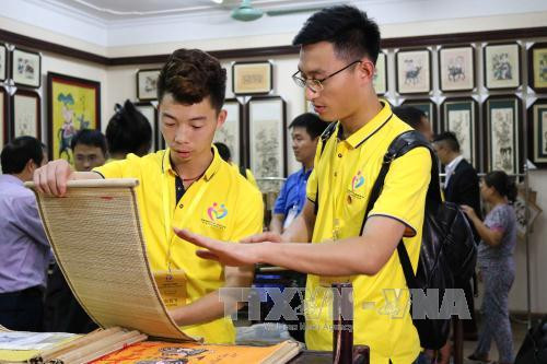 中国青年参观东湖画村（图片来源：越通社）